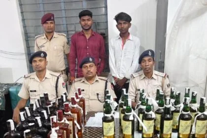 समस्तीपुर: दलसिंहसराय स्टेशन से भारी मात्रा में विदेशी शराब बरामद, दो तस्कर गिरफ्तार 2