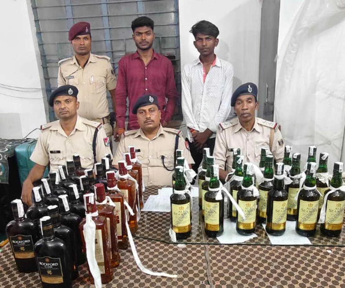 समस्तीपुर: दलसिंहसराय स्टेशन से भारी मात्रा में विदेशी शराब बरामद, दो तस्कर गिरफ्तार 12