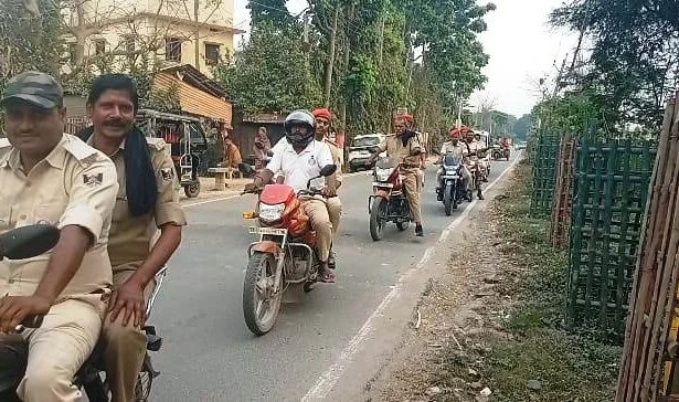 वीरपुर में सौहार्दपूर्ण वातावरण के लिए सड़कों पर उतरी पुलिस, त्योहारों के मद्देनजर थानाध्यक्ष के नेतृत्व में फ्लैग मार्च 3