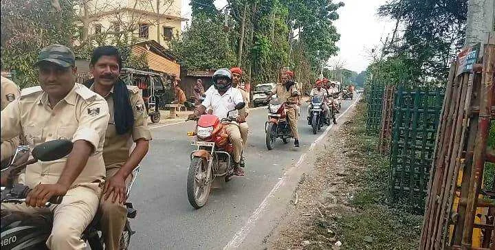 वीरपुर में सौहार्दपूर्ण वातावरण के लिए सड़कों पर उतरी पुलिस, त्योहारों के मद्देनजर थानाध्यक्ष के नेतृत्व में फ्लैग मार्च 6