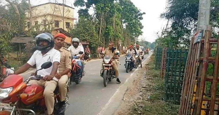 वीरपुर में सौहार्दपूर्ण वातावरण के लिए सड़कों पर उतरी पुलिस, त्योहारों के मद्देनजर थानाध्यक्ष के नेतृत्व में फ्लैग मार्च 2