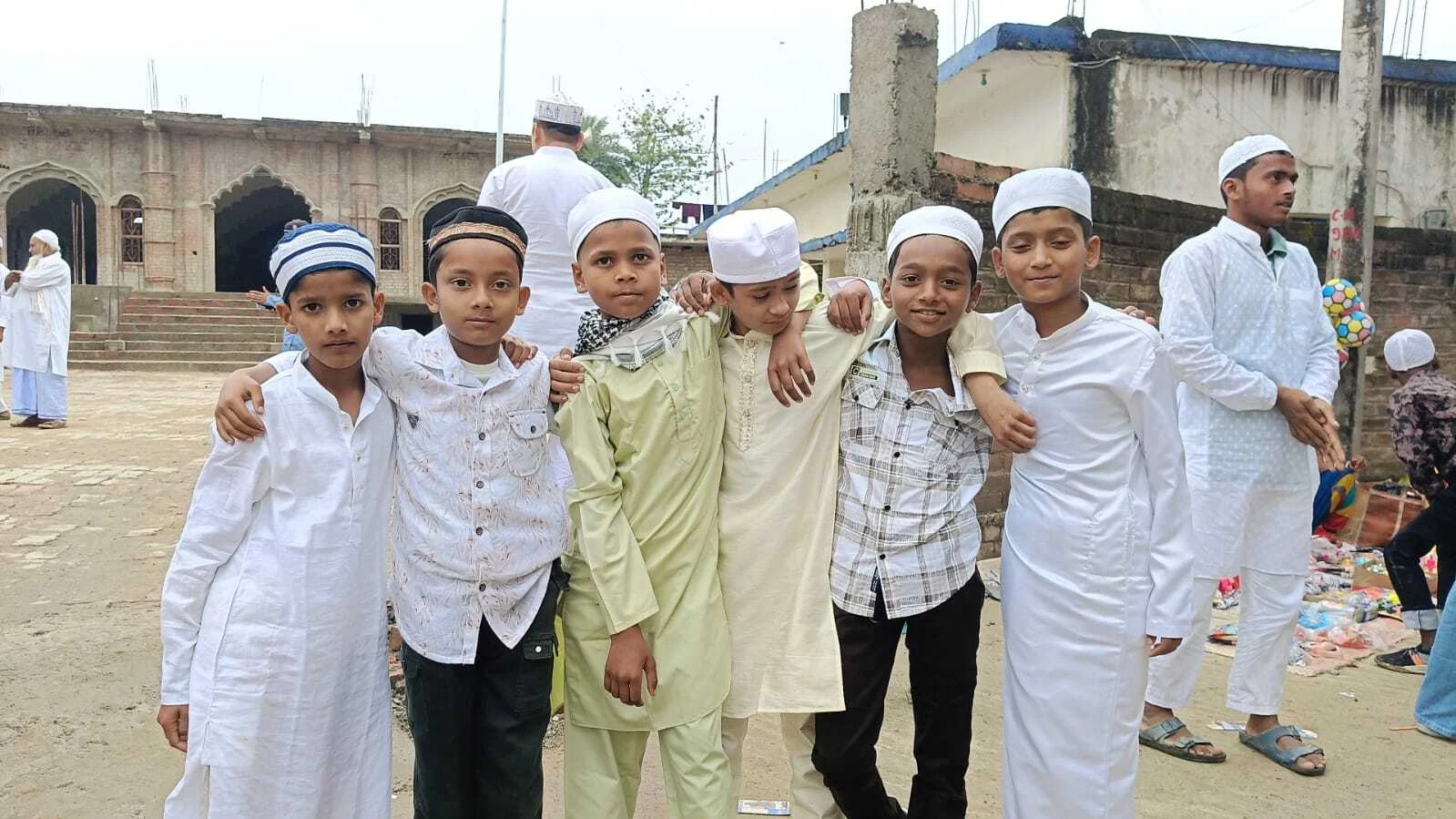 भगवानपुर में अकीदत और उत्साह के साथ मनाई गई ईद, मस्जिदों में उमड़ी नमाजियों की भीड़ 6