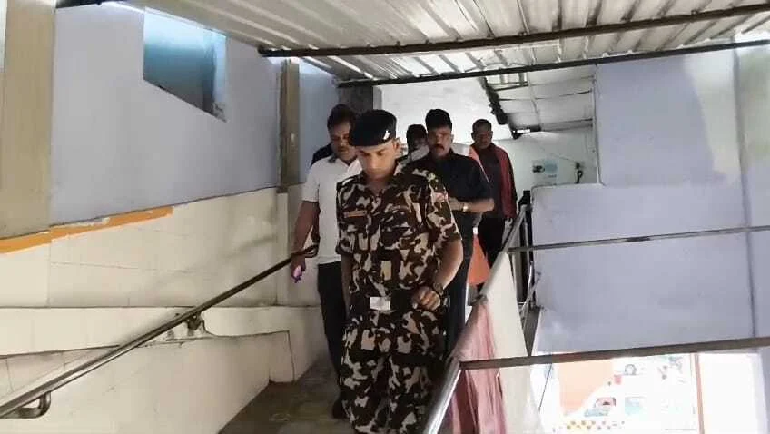 बेगूसराय सदर अस्पताल में स्वास्थ्य व्यवस्था की खुली पोल; औचक निरीक्षण पर पहुंचे गन्ना मंत्री संजय पासवान हुए आगबबूला 3