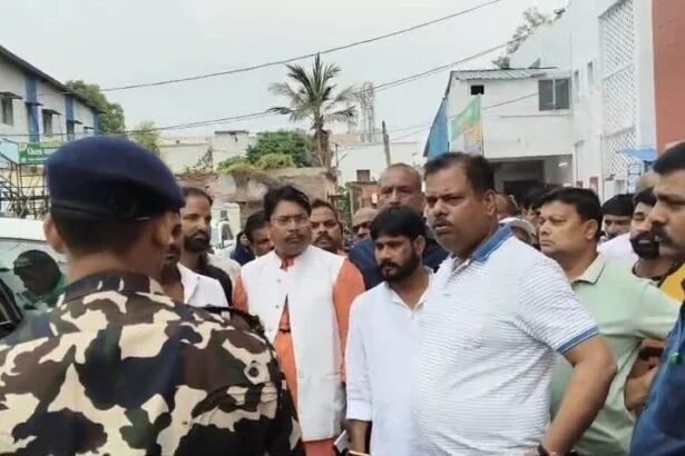 बेगूसराय सदर अस्पताल में स्वास्थ्य व्यवस्था की खुली पोल; औचक निरीक्षण पर पहुंचे गन्ना मंत्री संजय पासवान हुए आगबबूला 1