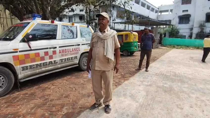 नालंदा: खंधा से अज्ञात युवक का शव पुलिस ने किया बरामद, धारदार हथियार से युवक की हत्या की आशंका, शरीर पर कई जख्म के निशान 2