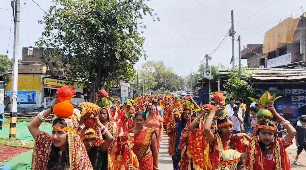 भगवानपुर में कलश यात्रा के साथ भागवत कथा का भव्य शंखनाद, 351 कन्याओं ने नगर भ्रमण कर बिखेरी भक्ति की छटा 2