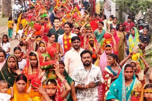 भगवानपुर में कलश यात्रा के साथ भागवत कथा का भव्य शंखनाद, 351 कन्याओं ने नगर भ्रमण कर बिखेरी भक्ति की छटा 5