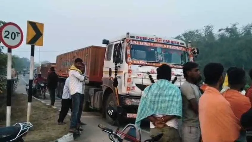 बेगूसराय में मॉर्निंग वॉक पर निकले पति-पत्नी की सड़क हादसे में मौत, पुलिस के स्टीकर वाली कार ने मारी टक्कर, सड़क जाम 3