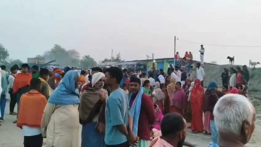 बेगूसराय में मॉर्निंग वॉक पर निकले पति-पत्नी की सड़क हादसे में मौत, पुलिस के स्टीकर वाली कार ने मारी टक्कर, सड़क जाम 17