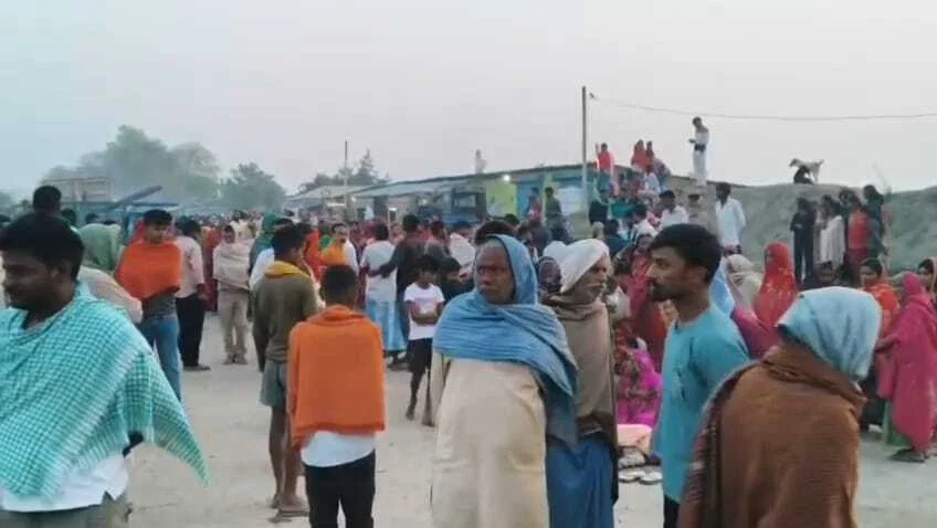 बेगूसराय में मॉर्निंग वॉक पर निकले पति-पत्नी की सड़क हादसे में मौत, पुलिस के स्टीकर वाली कार ने मारी टक्कर, सड़क जाम 4