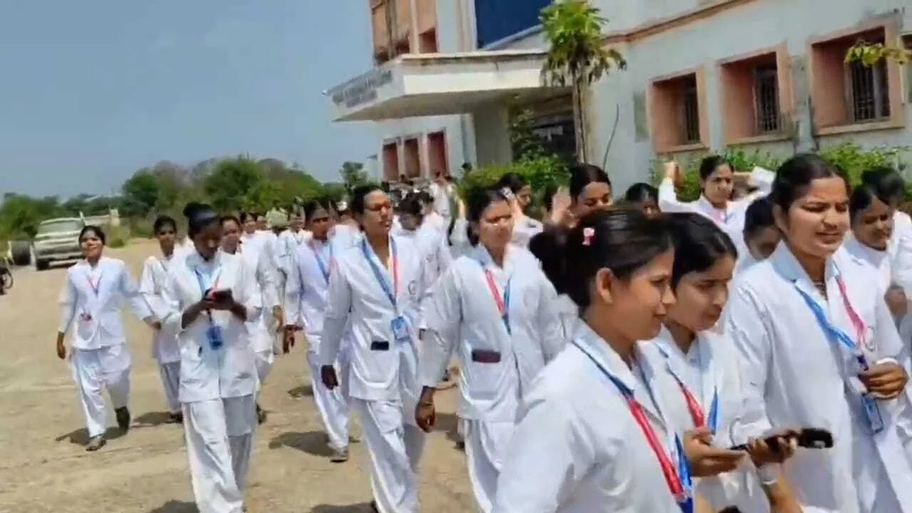 नालंदा: बिजली संकट के कारण पावापुरी मेडिकल कॉलेज एंड अस्पताल में उत्पन्न हुई पानी की समस्या, मेडिकल छात्राओं को शौच के लिए जाना पड़ता है बाहर, छात्रों ने किया प्रदर्शन 2