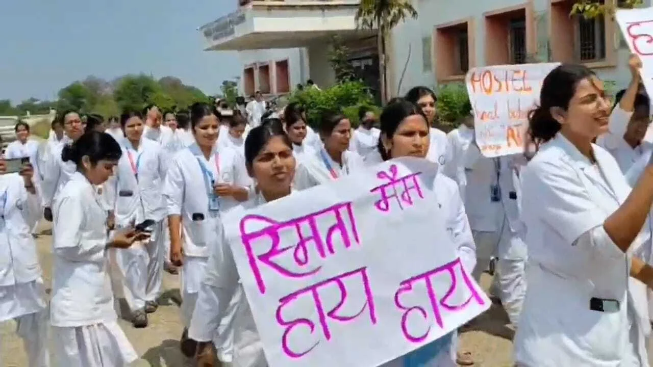 नालंदा: बिजली संकट के कारण पावापुरी मेडिकल कॉलेज एंड अस्पताल में उत्पन्न हुई पानी की समस्या, मेडिकल छात्राओं को शौच के लिए जाना पड़ता है बाहर, छात्रों ने किया प्रदर्शन 15