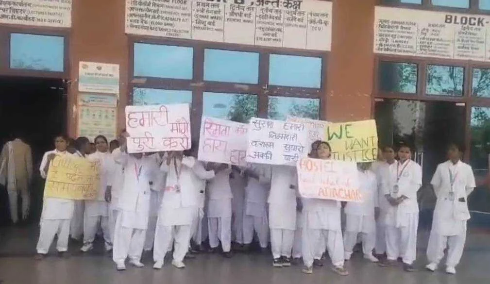 नालंदा: बिजली संकट के कारण पावापुरी मेडिकल कॉलेज एंड अस्पताल में उत्पन्न हुई पानी की समस्या, मेडिकल छात्राओं को शौच के लिए जाना पड़ता है बाहर, छात्रों ने किया प्रदर्शन 3