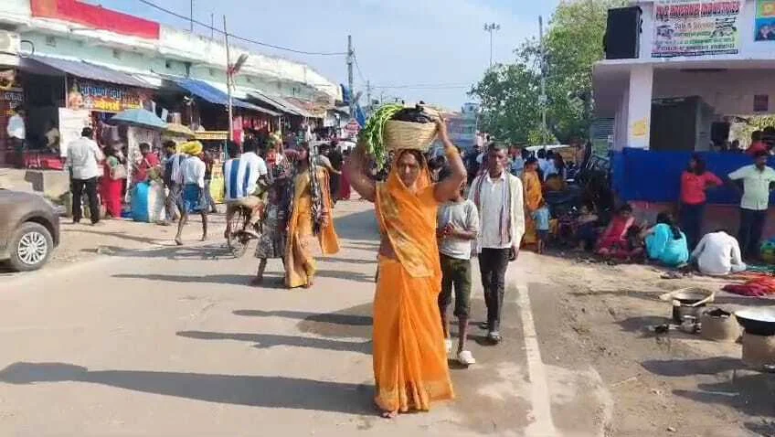 नालंदा: ऐतिहासिक नगरी बडगांव में छठव्रतियों की उमड़ी भीड़, बिहार बंगाल यूपी झारखंड से आते है छठव्रती, व्रतियों ने छठघाट पर बना रहे है खरना का प्रसाद 2