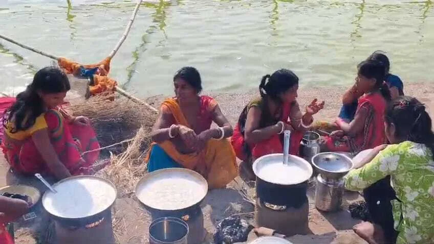 नालंदा: ऐतिहासिक नगरी बडगांव में छठव्रतियों की उमड़ी भीड़, बिहार बंगाल यूपी झारखंड से आते है छठव्रती, व्रतियों ने छठघाट पर बना रहे है खरना का प्रसाद 3