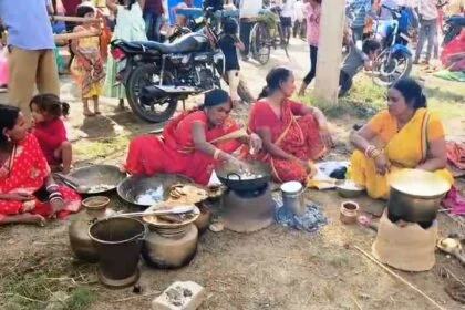 नालंदा: ऐतिहासिक नगरी बडगांव में छठव्रतियों की उमड़ी भीड़, बिहार बंगाल यूपी झारखंड से आते है छठव्रती, व्रतियों ने छठघाट पर बना रहे है खरना का प्रसाद 77