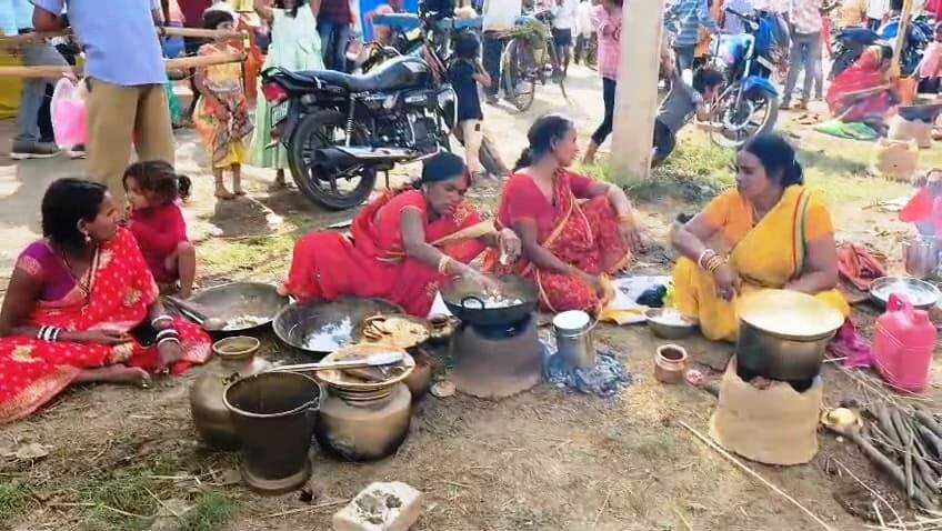 नालंदा: ऐतिहासिक नगरी बडगांव में छठव्रतियों की उमड़ी भीड़, बिहार बंगाल यूपी झारखंड से आते है छठव्रती, व्रतियों ने छठघाट पर बना रहे है खरना का प्रसाद 5