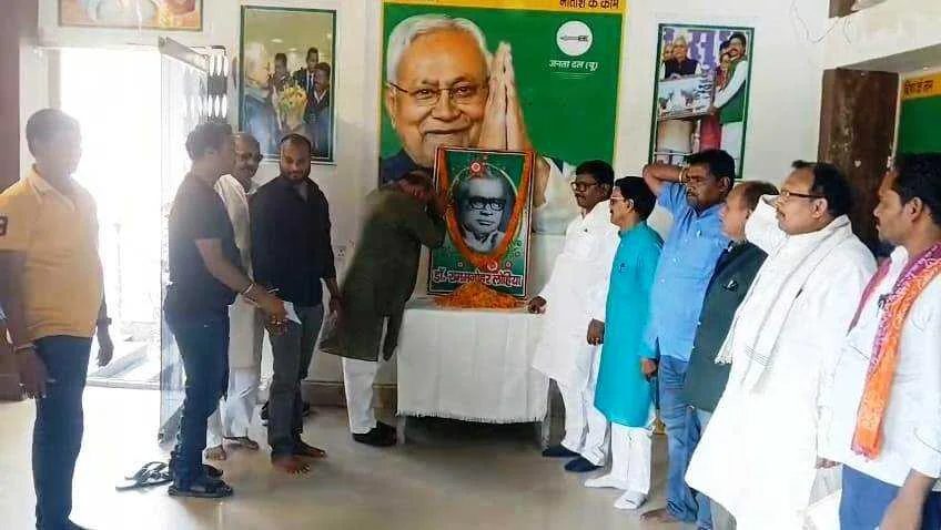 खगड़िया: डॉ. राममनोहर लोहिया की जयंती पर उमड़ा उत्साह, सदर विधायक ने दी भावभीनी श्रद्धांजलि 2