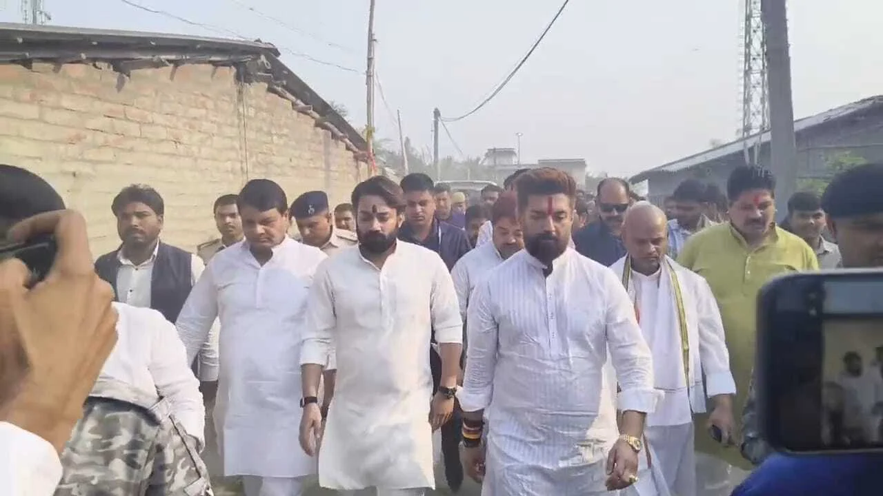 खगड़िया: पैतृक गांव शहरबन्नी पहुंचे केंद्रीय मंत्री चिराग पासवान, दिवंगत अर्जुन पासवान को दी भावभीनी श्रद्धांजलि 2