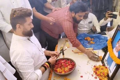 खगड़िया: पैतृक गांव शहरबन्नी पहुंचे केंद्रीय मंत्री चिराग पासवान, दिवंगत अर्जुन पासवान को दी भावभीनी श्रद्धांजलि 2