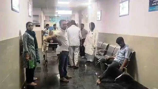 बेगूसराय में अपराधियों ने एक  युवक की पीट-पीटकर किया हत्या, बाद में मारी गोली, बीच-बचाव करने आए परिजनों को भी किया अधमरा 5