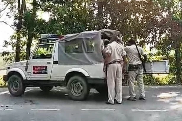 बेगूसराय पुलिस फिर सवालों के घेरे में: डंडारी में युवक की बेरहमी से पिटाई का वीडियो वायरल, साइड नहीं देने पर भड़के खाकीधारी 7