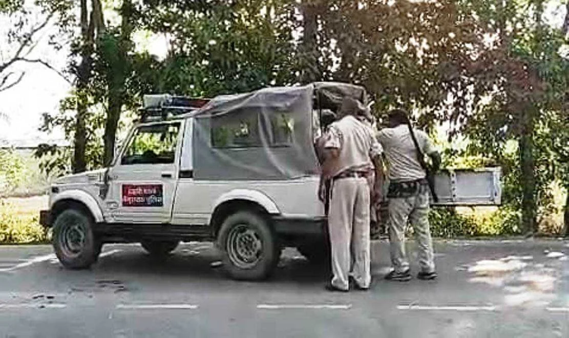 बेगूसराय पुलिस फिर सवालों के घेरे में: डंडारी में युवक की बेरहमी से पिटाई का वीडियो वायरल, साइड नहीं देने पर भड़के खाकीधारी 11