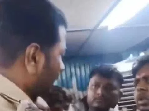 समस्तीपुर में खाकी शर्मसार: शराब के नशे में धुत ASI ने किया हंगामा, ग्रामीणों ने बंधक बनाकर अपनी ही पुलिस के हवाले किया 3