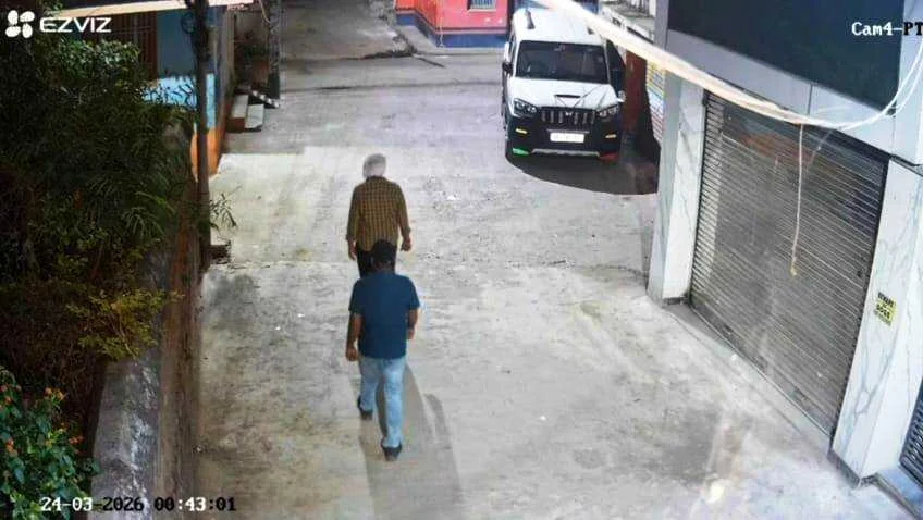 नालंदा: घर के आगे खड़ी स्कॉर्पियो के ऊपर अज्ञात दो चोरों ने किया हाथ साफ, चोरी की वारदात सीसीटीवी में कैद 2