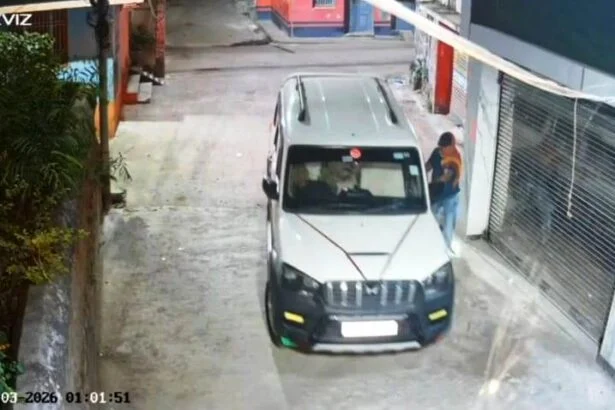 नालंदा: घर के आगे खड़ी स्कॉर्पियो के ऊपर अज्ञात दो चोरों ने किया हाथ साफ, चोरी की वारदात सीसीटीवी में कैद 3