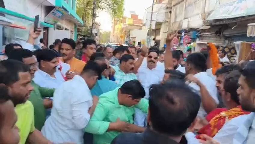 नालंदा:मोकामा विधानसभा के जेडीयू विधायक अनंत सिंह पहुंचे बिहार शरीफ, पूर्व विधायक पप्पू खान ने किया जोरदार स्वागत, अनंत सिंह ने कहां सीएम नीतीश कुमार के लिए दिल्ली दूर नहीं है 3