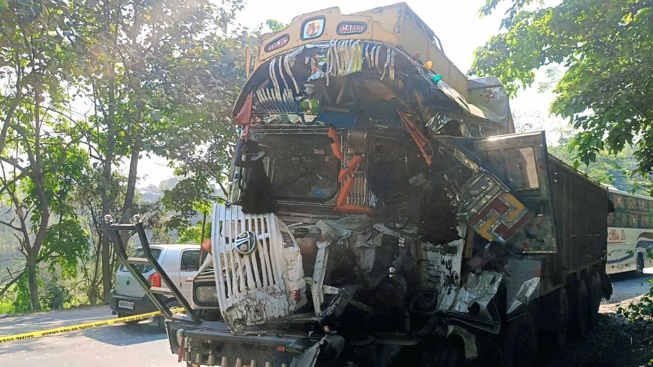 बछवाड़ा के एनएच -28 पर भीषण सड़क हादसा: टायर बदल रहे ट्रक चालक को पीछे से ट्रक ने रौंदा, मौके पर ही ट्रक चालक दर्दनाक मौत; एक गंभीर घायल 2