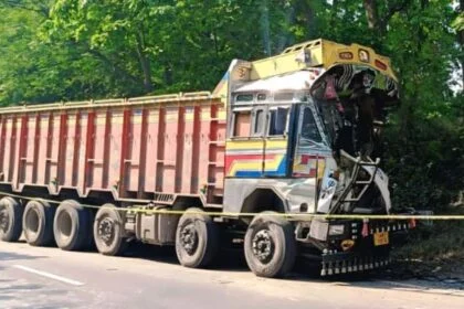 बछवाड़ा के एनएच -28 पर भीषण सड़क हादसा: टायर बदल रहे ट्रक चालक को पीछे से ट्रक ने रौंदा, मौके पर ही ट्रक चालक दर्दनाक मौत; एक गंभीर घायल 25