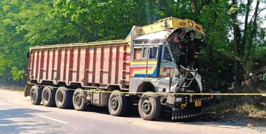 बछवाड़ा के एनएच -28 पर भीषण सड़क हादसा: टायर बदल रहे ट्रक चालक को पीछे से ट्रक ने रौंदा, मौके पर ही ट्रक चालक दर्दनाक मौत; एक गंभीर घायल 1