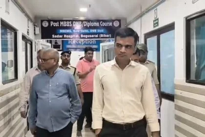 बेगूसराय सदर अस्पताल में डीडीसी का औचक निरीक्षण: बिना सूचना पहुंचे आकाश चौधरी, मची अफरा-तफरी; वार्डों में घूमकर परखी व्यवस्था 18