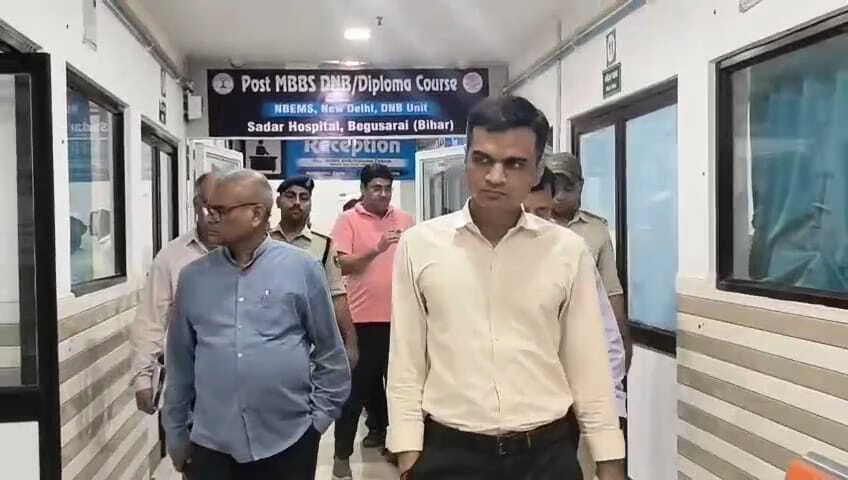 बेगूसराय सदर अस्पताल में डीडीसी का औचक निरीक्षण: बिना सूचना पहुंचे आकाश चौधरी, मची अफरा-तफरी; वार्डों में घूमकर परखी व्यवस्था 1