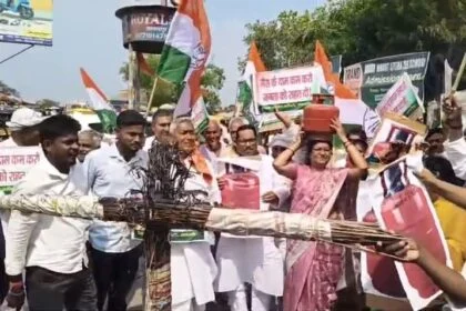 रसोई पर महंगाई की मार: समस्तीपुर में सड़कों पर उतरे कांग्रेसी, बोले- 'आम जनता का बजट बिगड़ा, गैस के दाम कम करे केंद्र' 8