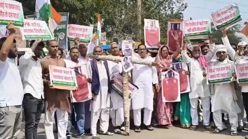रसोई पर महंगाई की मार: समस्तीपुर में सड़कों पर उतरे कांग्रेसी, बोले- 'आम जनता का बजट बिगड़ा, गैस के दाम कम करे केंद्र' 2