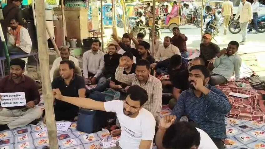 बेगूसराय में राजस्व कर्मियों ने विभिन्न मांगों को लेकर सरकार के खिलाफ किया प्रदर्शन, कहा- 'मांगें पूरी नहीं हुई तो करेंगे उग्र आंदोलन' 2