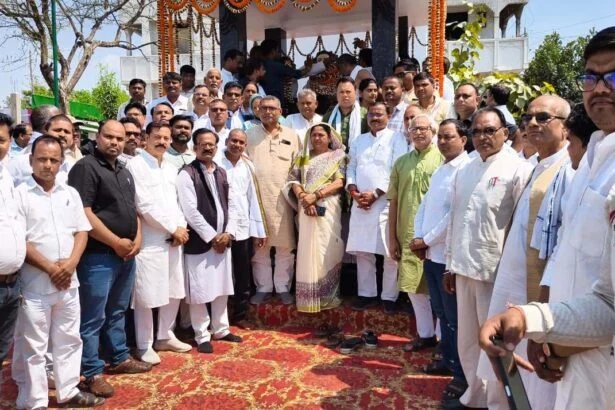 समस्तीपुर: शहीद प्रदीप महतो का 30वां शहादत दिवस, मथुरापुर में जुटे दिग्गज, विधायक और कार्यकर्ताओं ने दी श्रद्धांजलि; संगठन निर्माण में योगदान को किया याद 1