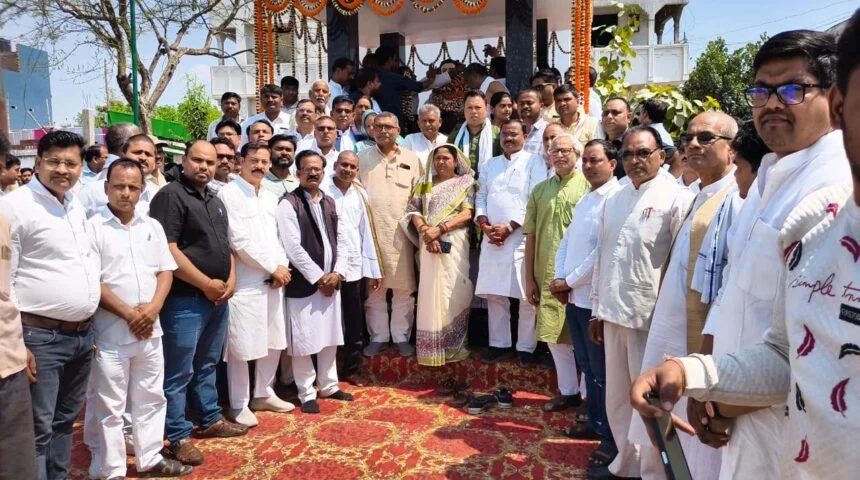 समस्तीपुर: शहीद प्रदीप महतो का 30वां शहादत दिवस, मथुरापुर में जुटे दिग्गज, विधायक और कार्यकर्ताओं ने दी श्रद्धांजलि; संगठन निर्माण में योगदान को किया याद 1