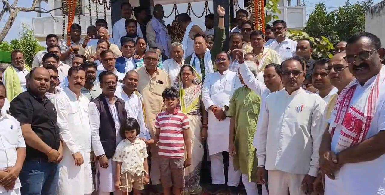 समस्तीपुर: शहीद प्रदीप महतो का 30वां शहादत दिवस, मथुरापुर में जुटे दिग्गज, विधायक और कार्यकर्ताओं ने दी श्रद्धांजलि; संगठन निर्माण में योगदान को किया याद 3