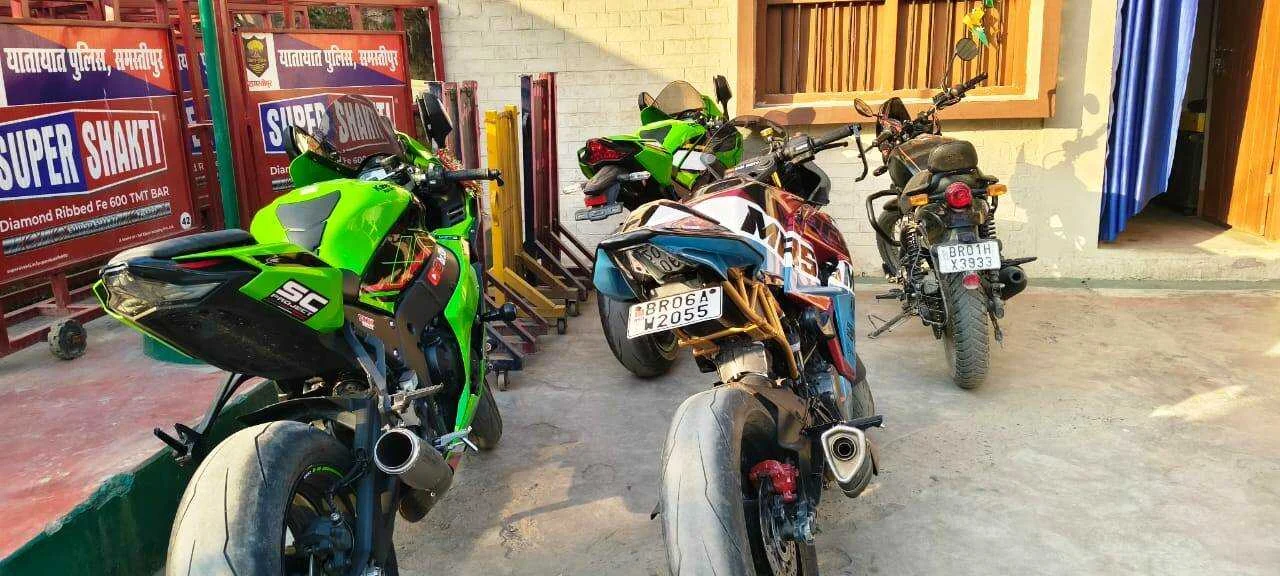 समस्तीपुर में स्टंटबाजों और मॉडिफाइड बाइक पर चला पुलिस का डंडा; गैराज में छापेमारी 11