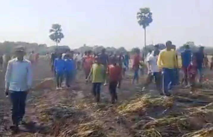 वीरपुर के सरौंजा बहियार में आग लगने से  4 बीघे की गेहूं की फसल जलकर राख 7