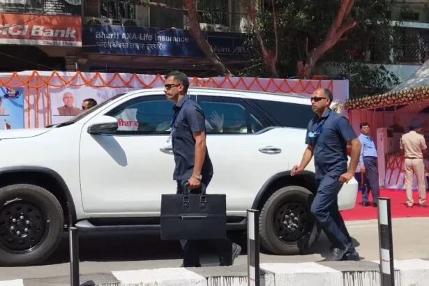 मुख्यमंत्री नीतीश कुमार हेलिकॉप्टर से पहुंचे बिहार शरीफ,लगभग 85 करोड़ की लागत से बने फ्लाई ओवर का किया उद्घाटन 3