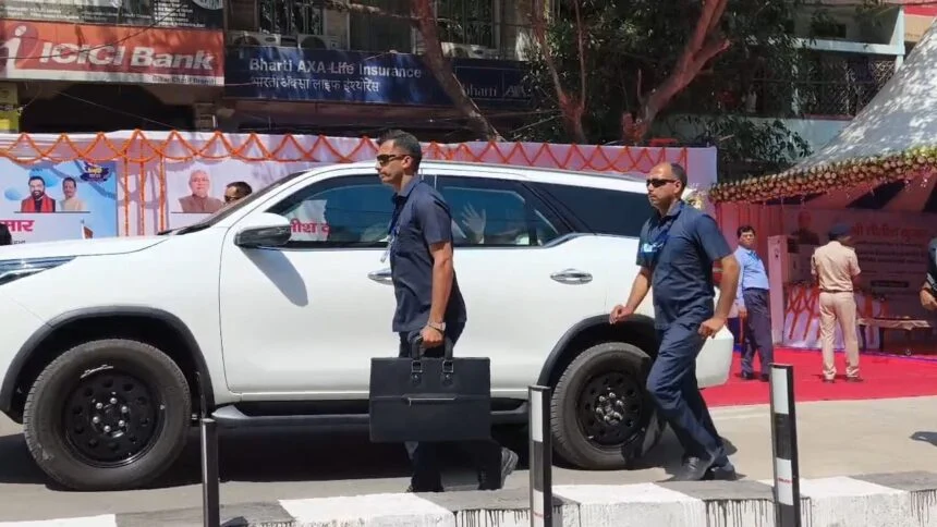 मुख्यमंत्री नीतीश कुमार हेलिकॉप्टर से पहुंचे बिहार शरीफ,लगभग 85 करोड़ की लागत से बने फ्लाई ओवर का किया उद्घाटन 1