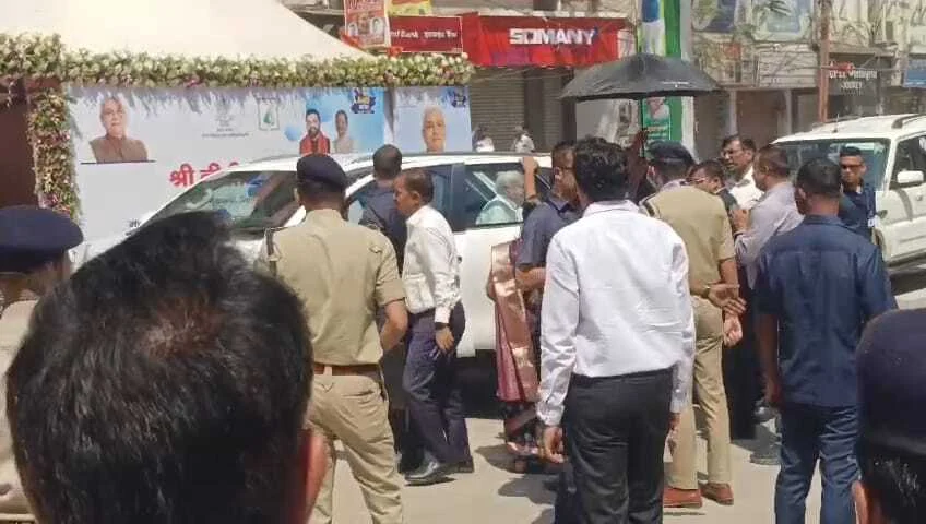 मुख्यमंत्री नीतीश कुमार हेलिकॉप्टर से पहुंचे बिहार शरीफ,लगभग 85 करोड़ की लागत से बने फ्लाई ओवर का किया उद्घाटन 2