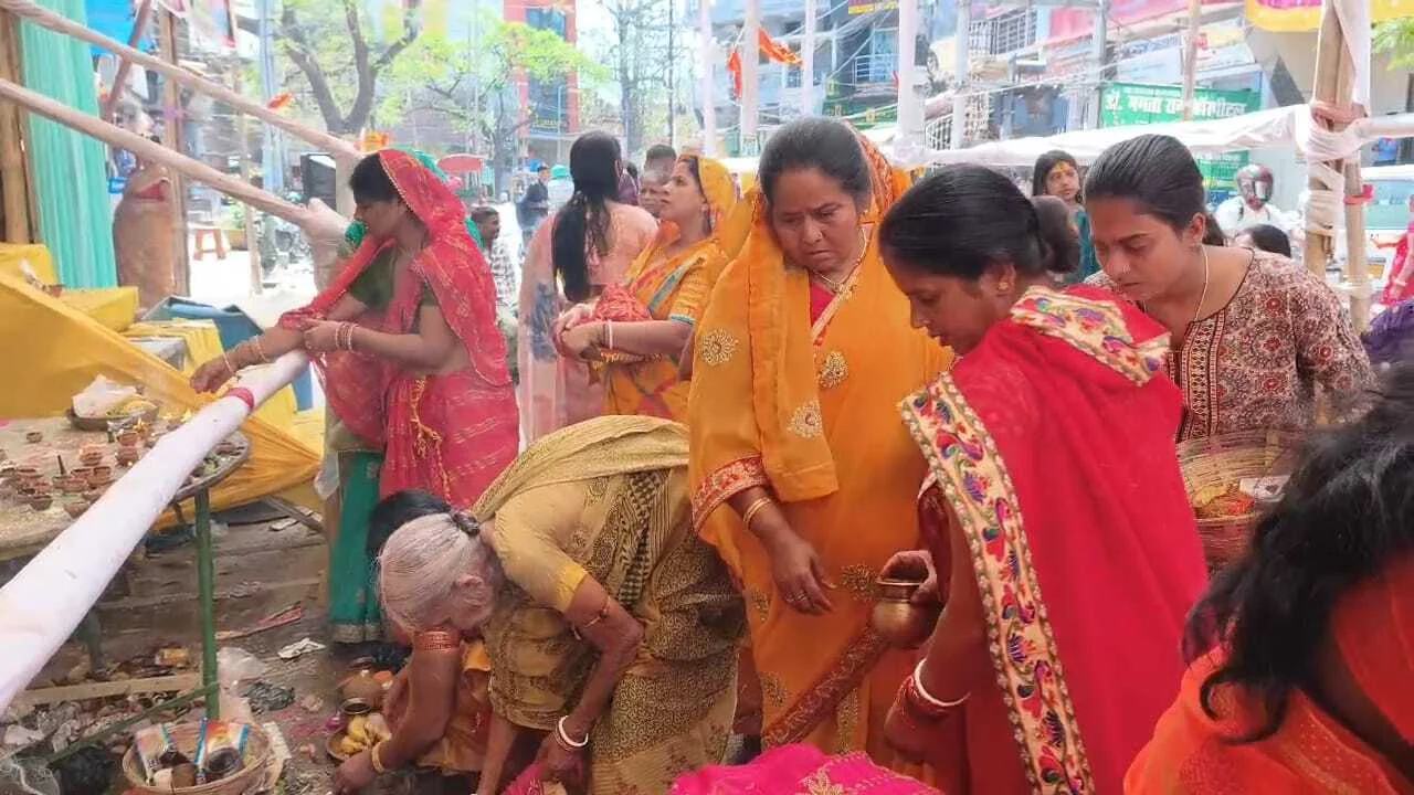 नालंदा: चैती दुर्गा पूजा में उमड़ी आस्था, अष्टमी पर माता के दरबार में लगी भीड़, श्रद्धालुओं ने माता के दरबार में लगाई हाजिरी 2