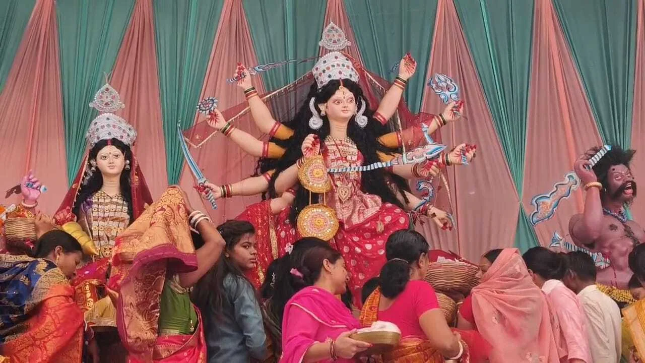 नालंदा: चैती दुर्गा पूजा में उमड़ी आस्था, अष्टमी पर माता के दरबार में लगी भीड़, श्रद्धालुओं ने माता के दरबार में लगाई हाजिरी 5