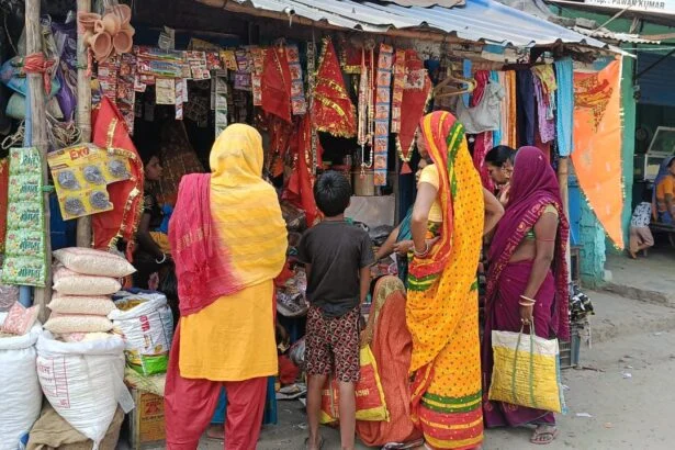 बछवाड़ा बाजार में आंख से कीड़ा निकालने के बहाने महिला से 20 हजार की ठगी, सीसीटीवी खंगाल रही पुलिस 3